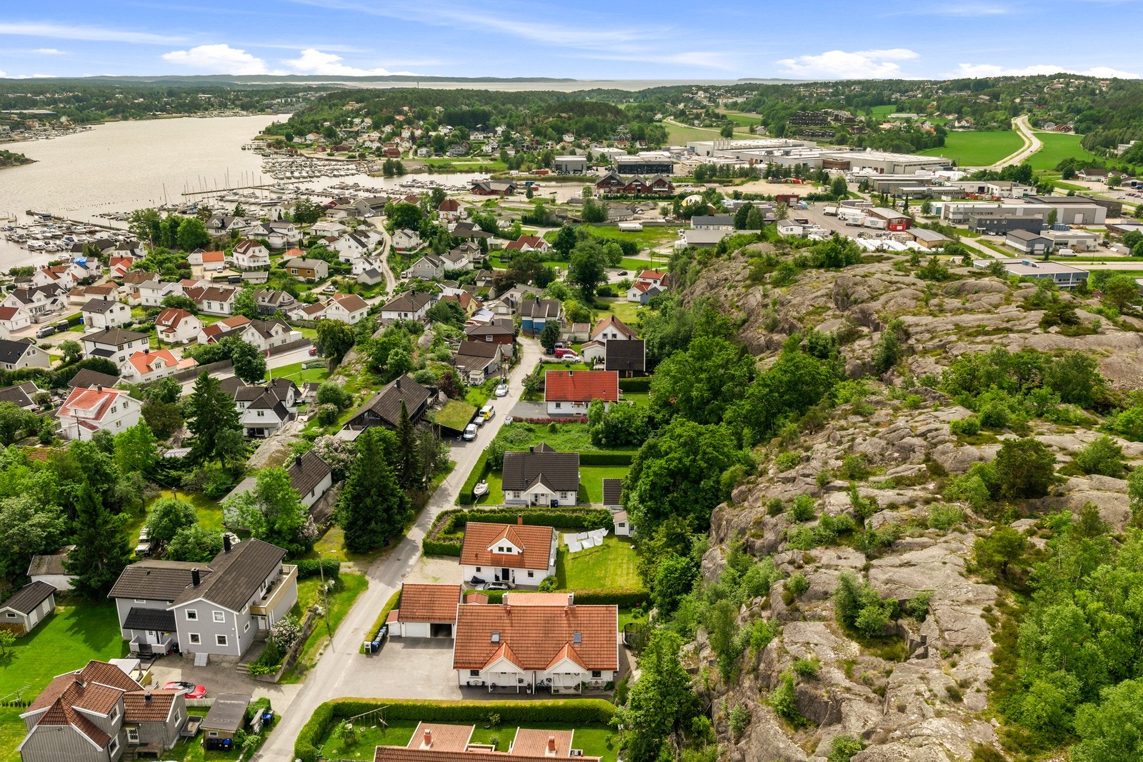 Her bor du med kort vei til skoler, barnehager og alt som trengs for en smidig hverdag. Galleribilde
