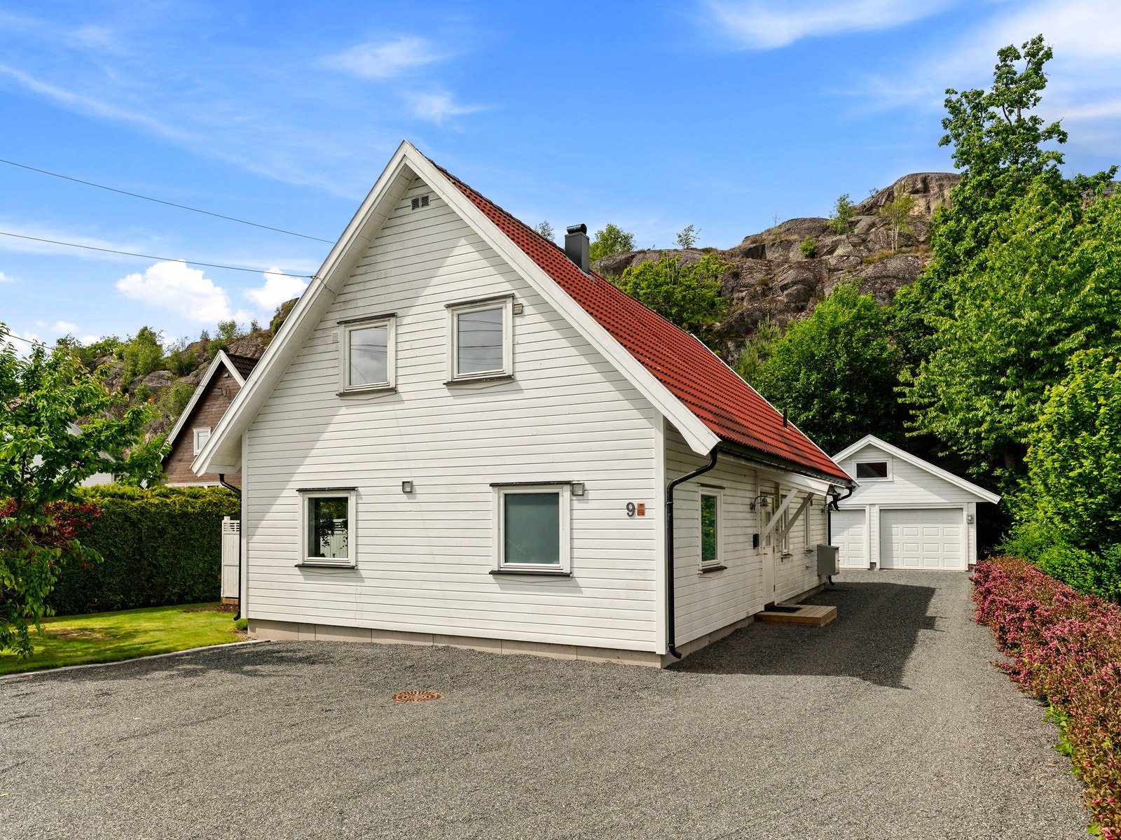 Eiendommen har godt med parkeringsplass både i dobbelgarasje og på gruset gårdsplass. Galleribilde