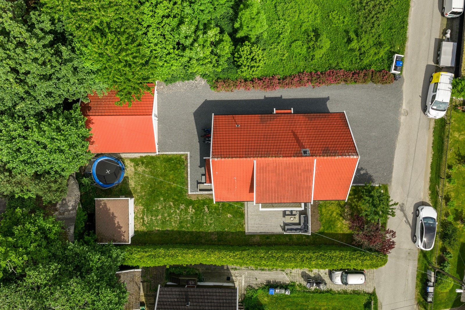 Eiendommen ligger på en flat tomt med gruslagt adkomst og hage. Galleribilde