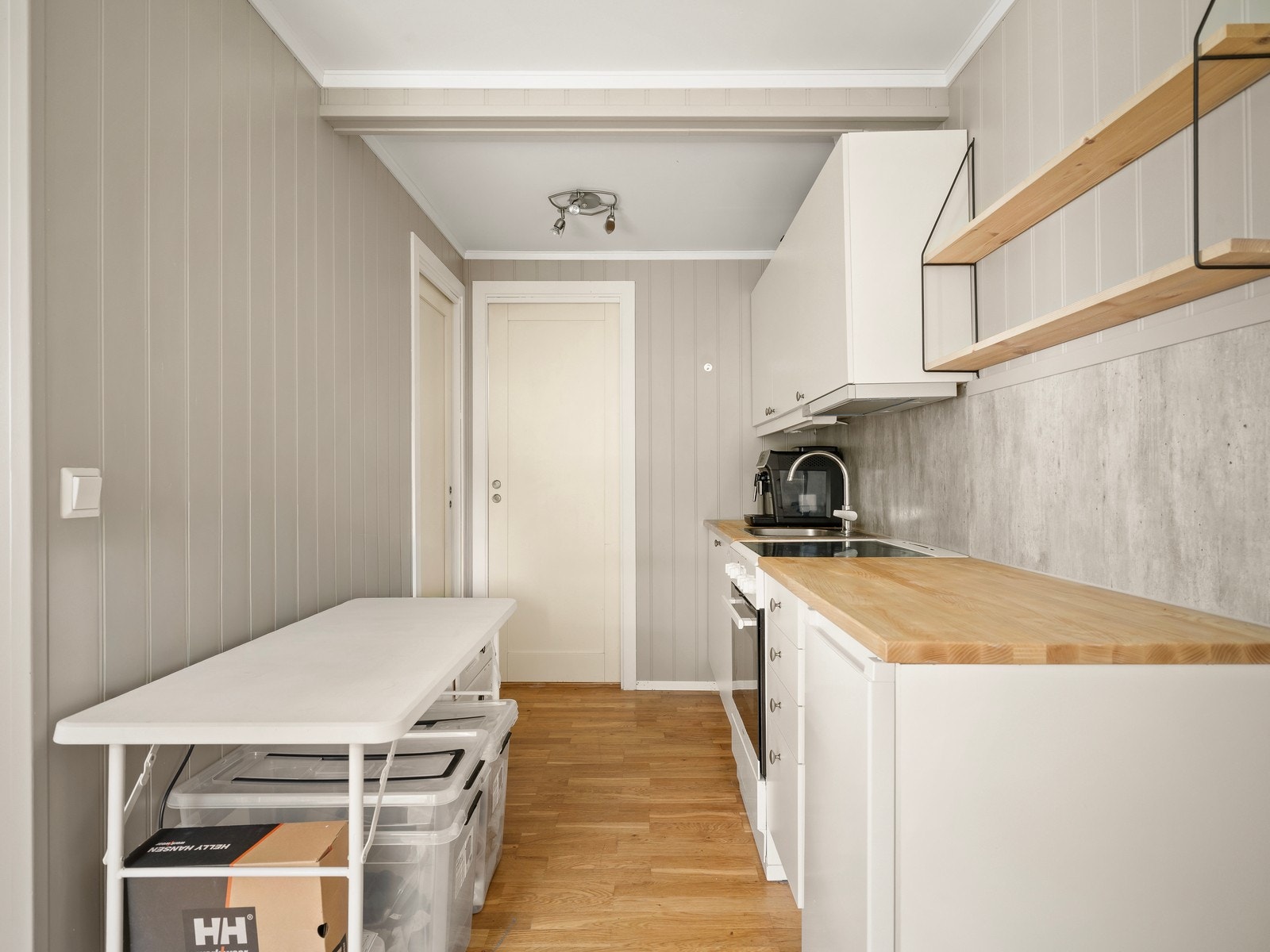 Kjøkkeninnredningen har glatte fronter og kjøkkenventilator med avtrekk ut. Galleribilde