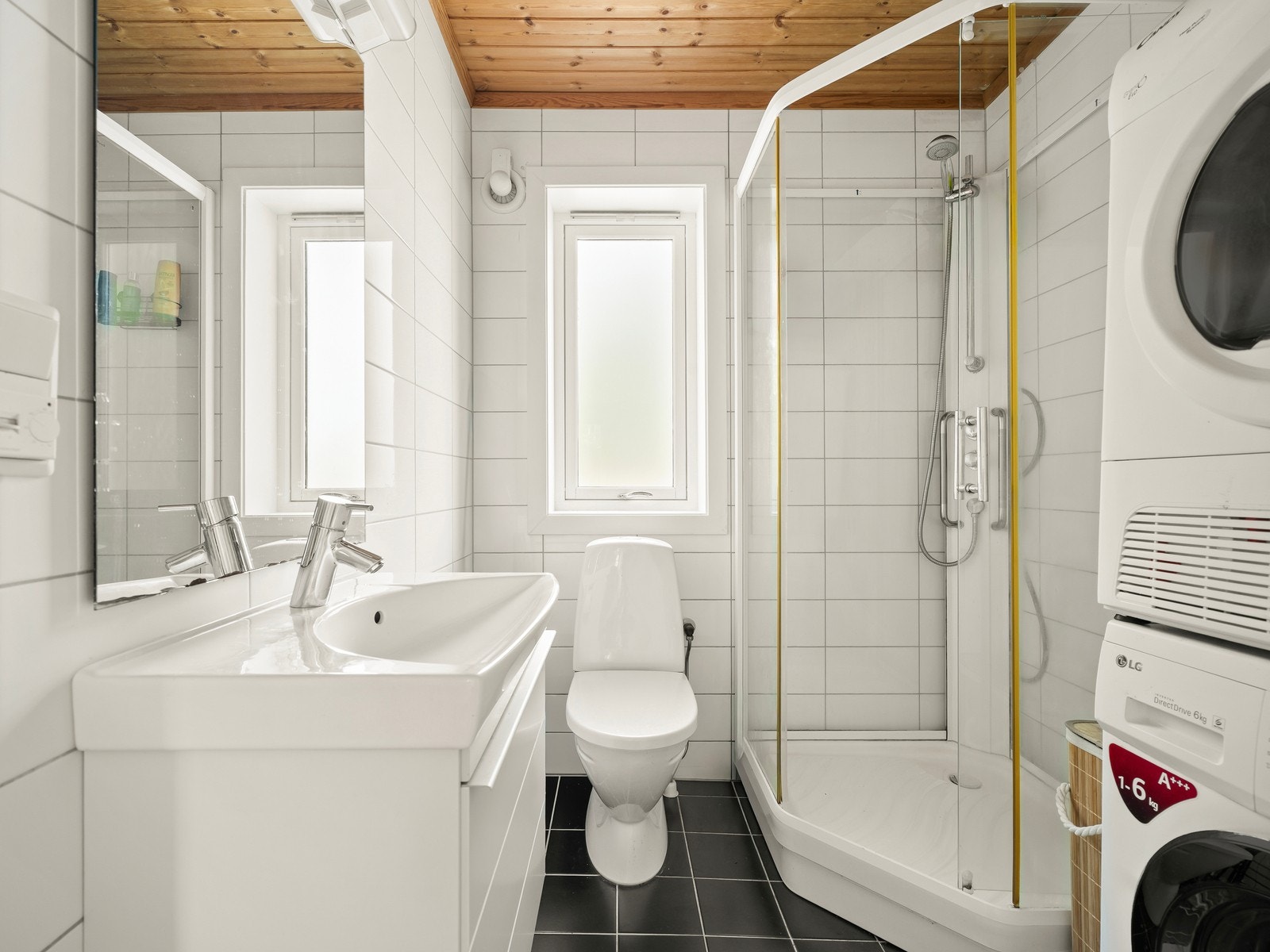 Badet i hybelen er flislagt, har gulvvarme og opplegg for vaskemaskin. Galleribilde