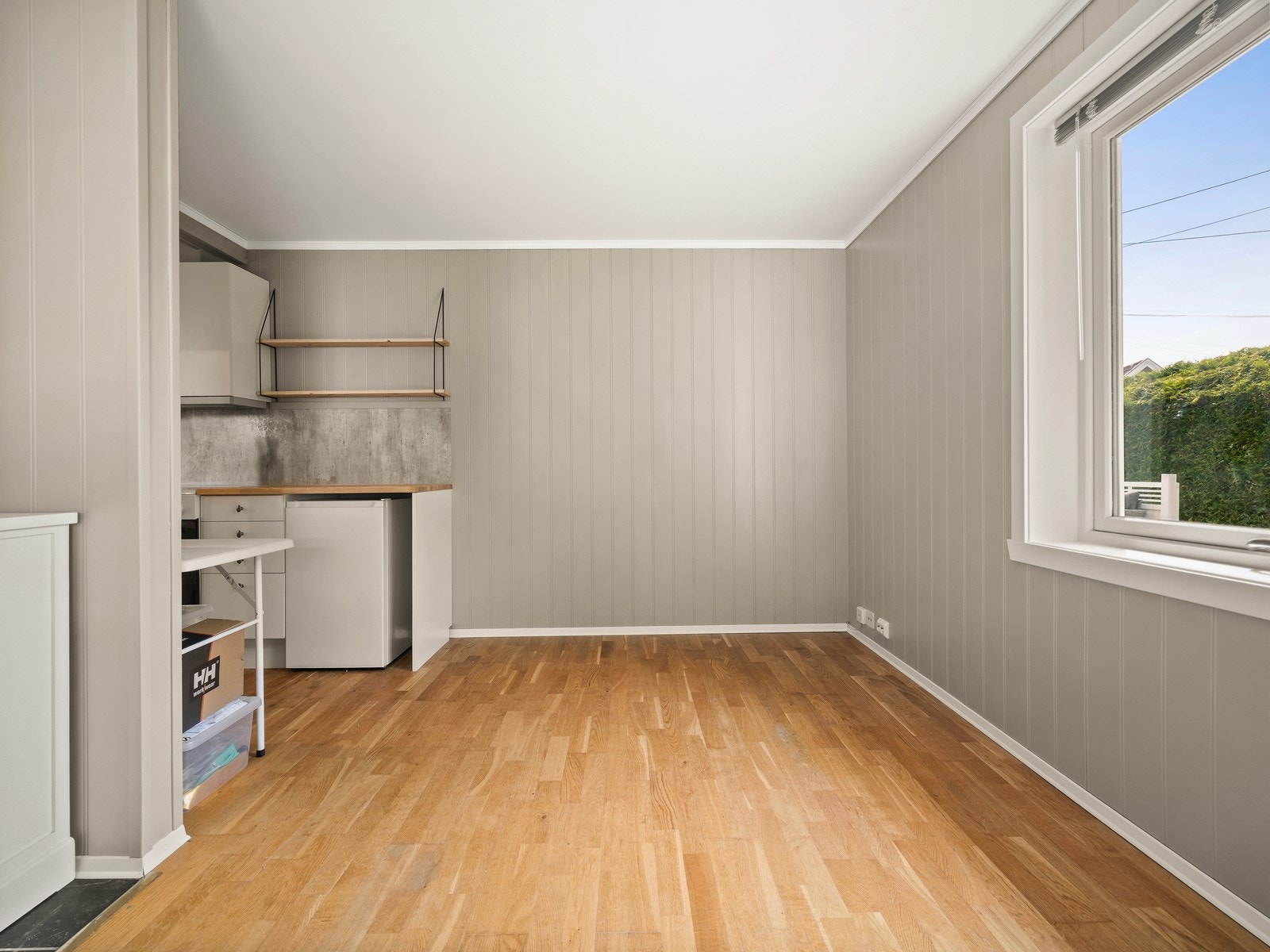 I hybelen er det en kombinert løsning for stue og kjøkken. Galleribilde