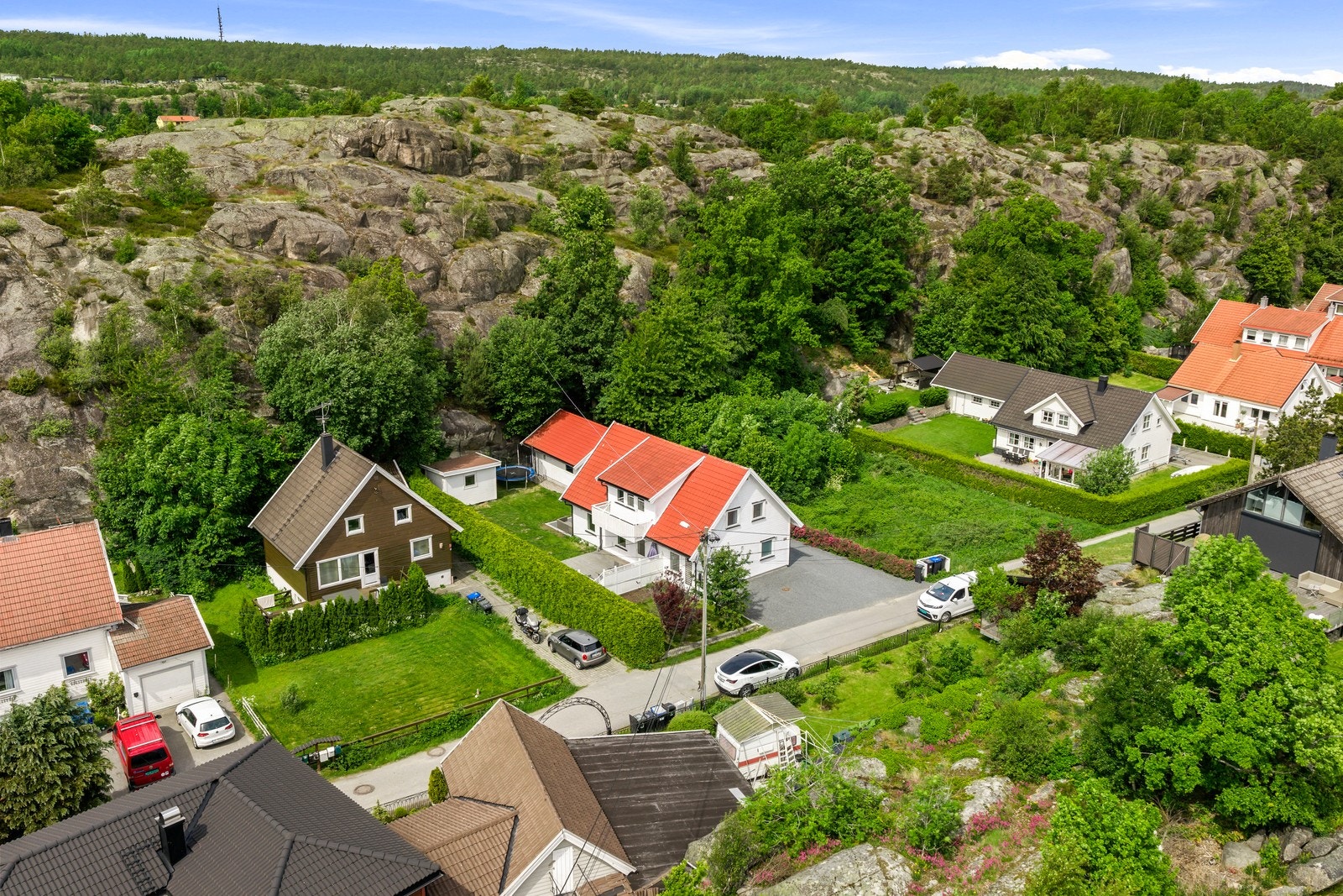 En innholdsrik enebolig med hybel, dobbelgarasje og lettstelte uteområder. Galleribilde
