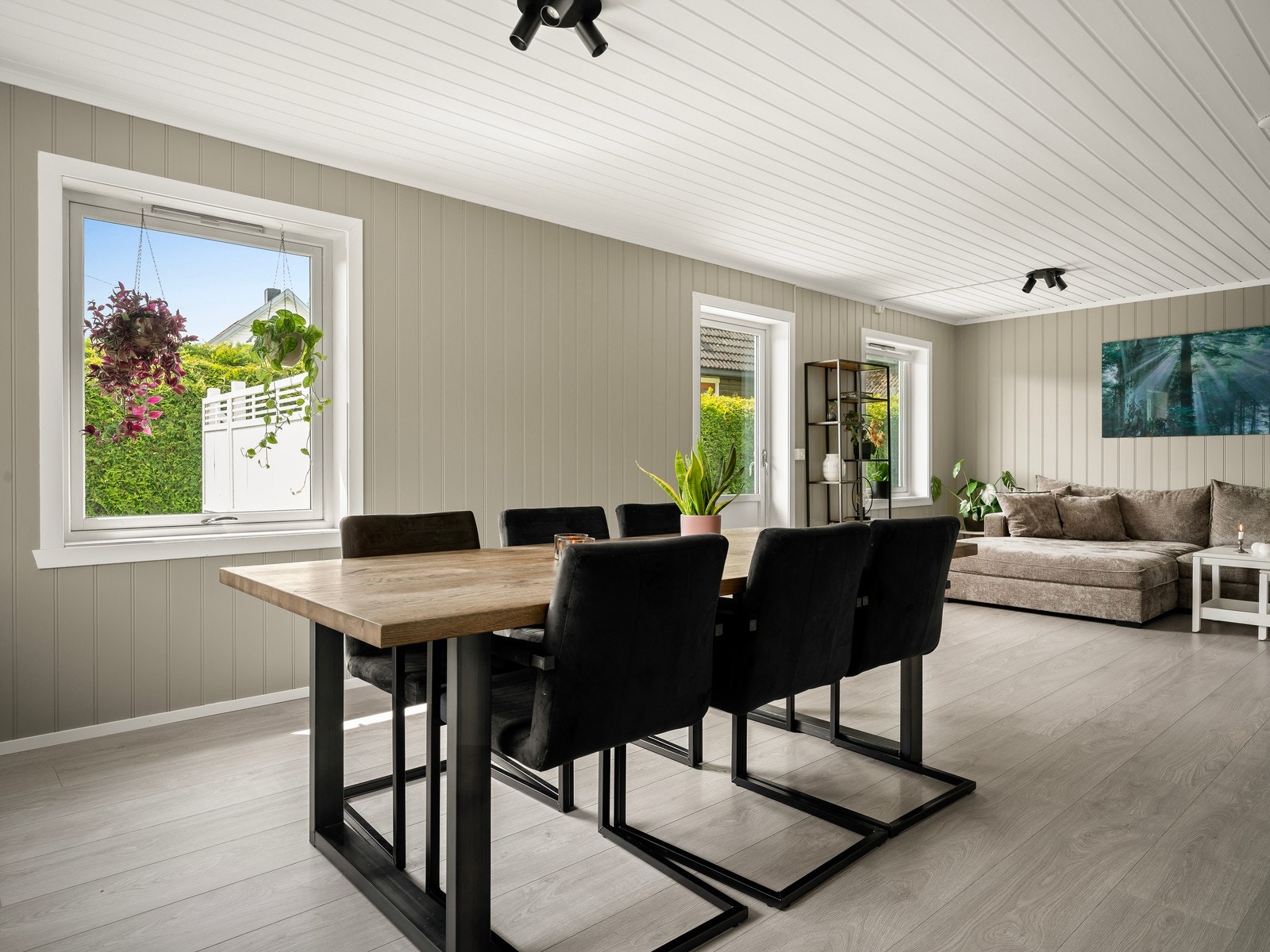 Det er god plass til en stor spisestue i tilknytning til kjøkkenet. Galleribilde