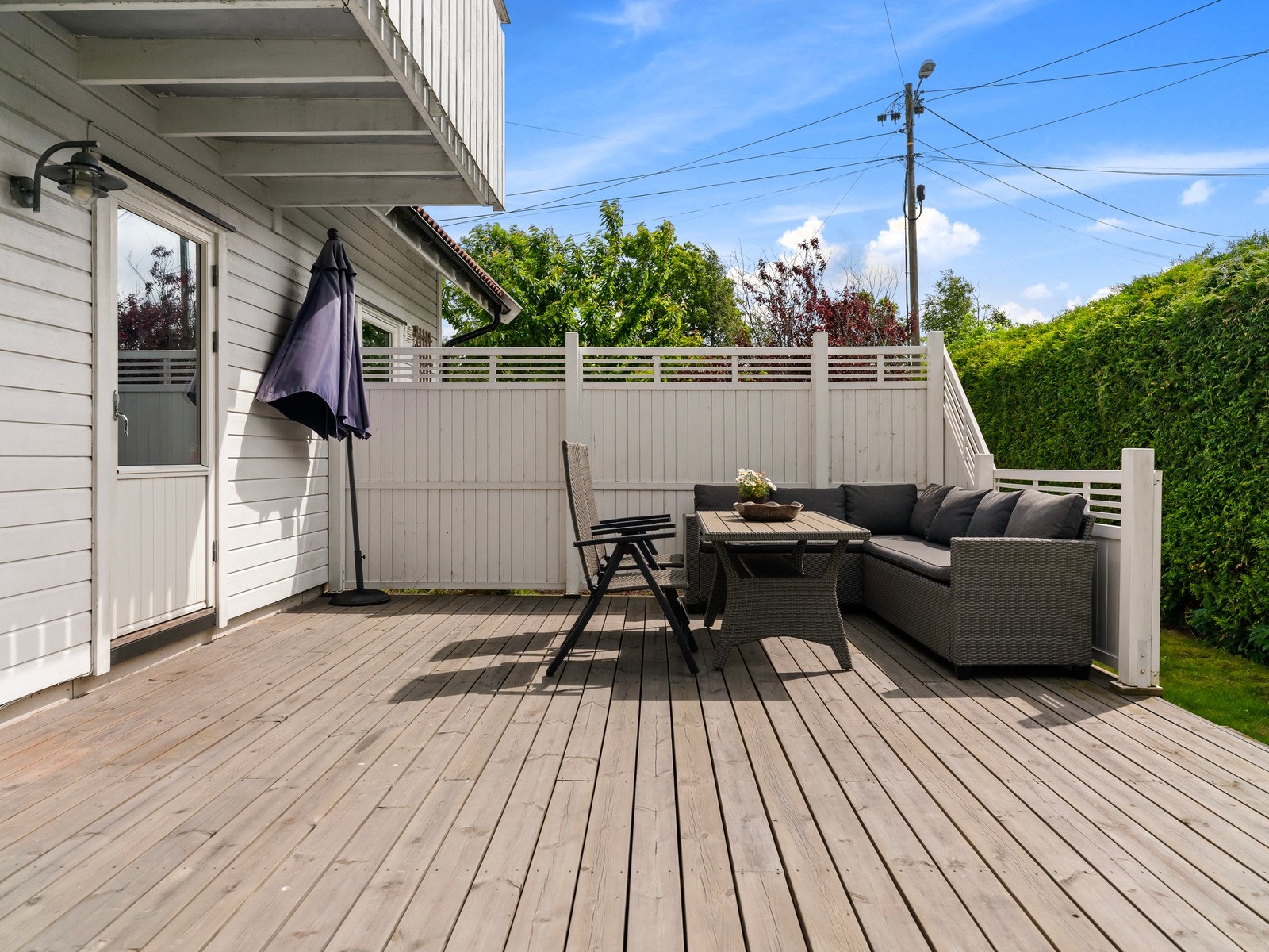 Fra stuen er det utgang til en terrasse på ca. 29 m² med god plass til utemøbler. Galleribilde
