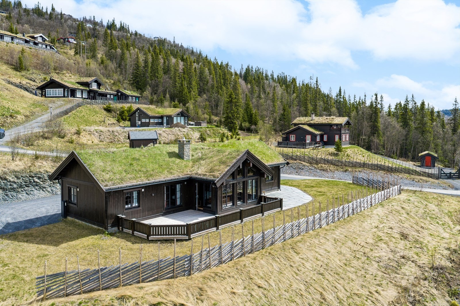 Sommeren gir rike muligheter for bading, fiske og fine opplevelser ved vannet, mens området også byr på aktiviteter for hele familien - blant annet lekeplass i nærområdet og frisbeegolf ved Brennabu for litt variasjon i hyttehverdagen. Galleribilde