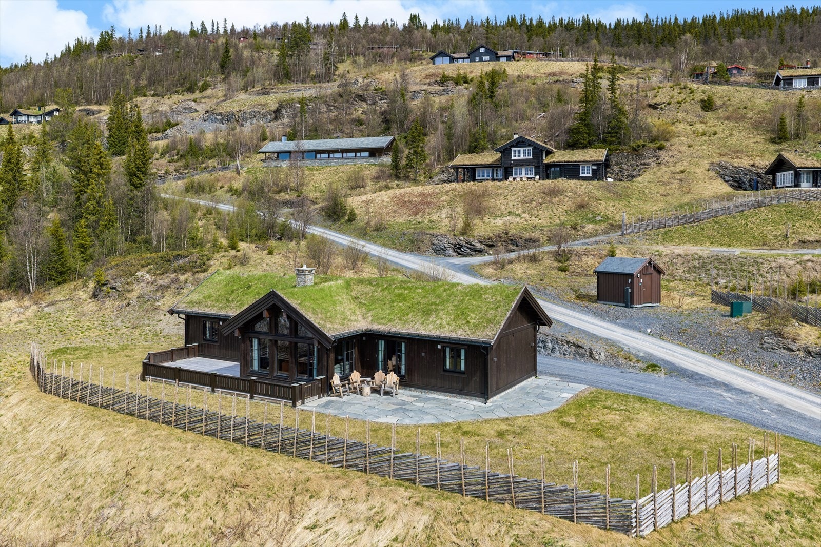 Dette er en beliggenhet som gir deg følelsen av frihet og nærhet til naturen - et sted hvor både rolige dager og aktive opplevelser ligger rett utenfor døren, året rundt. - Vi ønsker velkommen på visning! Galleribilde