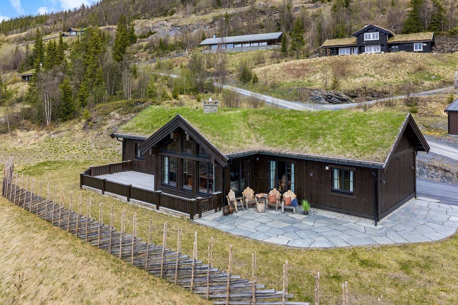 Beliggenheten innbyr til å senke skuldrene og nyte livet ute - enten det er med morgenkaffen i solveggen eller lange sommerkvelder hvor man nyter solnedgangen over Gilafjell. Galleribilde