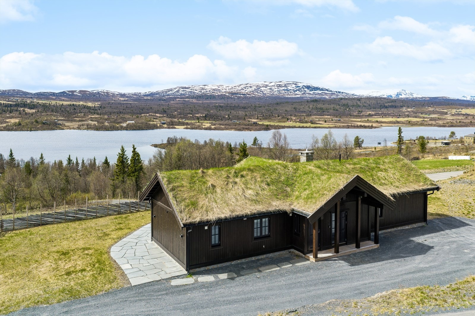 I Pålsetvegen 2 finner du en eksklusiv fjellhytte med gjennomgående høy standard. Her ligger du fritt og solrikt til, med utsyn mot vannet og det karakteristiske støls- og fjellandskapet som preger området. Galleribilde