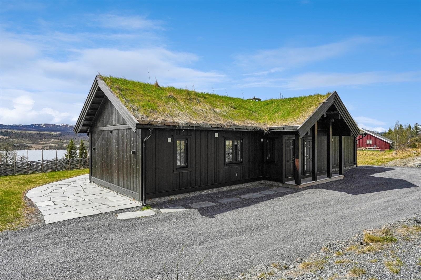 Dette er en hytte som skiller seg ut - både når det gjelder standard, planløsning og uttrykk. Dette er et sted hvor kvalitet, komfort og naturopplevelser går hånd i hånd, og som gir de beste rammene for gode opplevelser - år etter år. Galleribilde