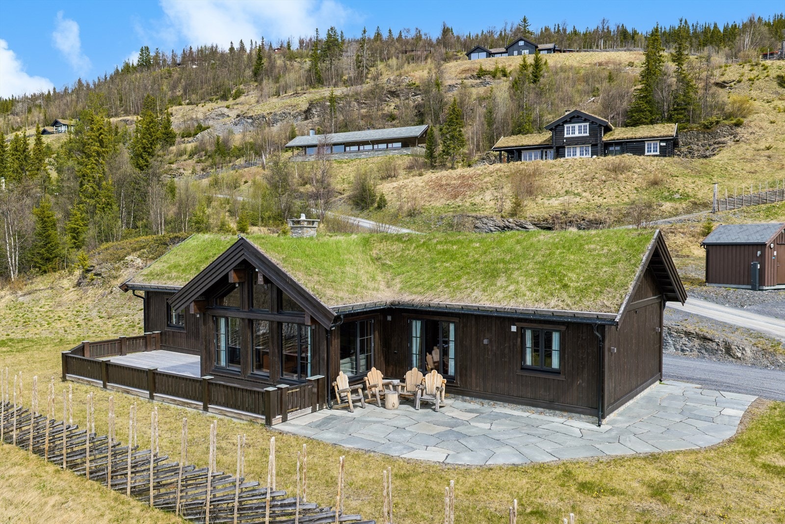 Rett utenfor døren finner du også et omfattende nett av stier og stølsveier som tar deg gjennom variert og vakkert terreng, eller du kan rusle til nærliggende serveringssteder uten å måtte bruke bilen. Galleribilde