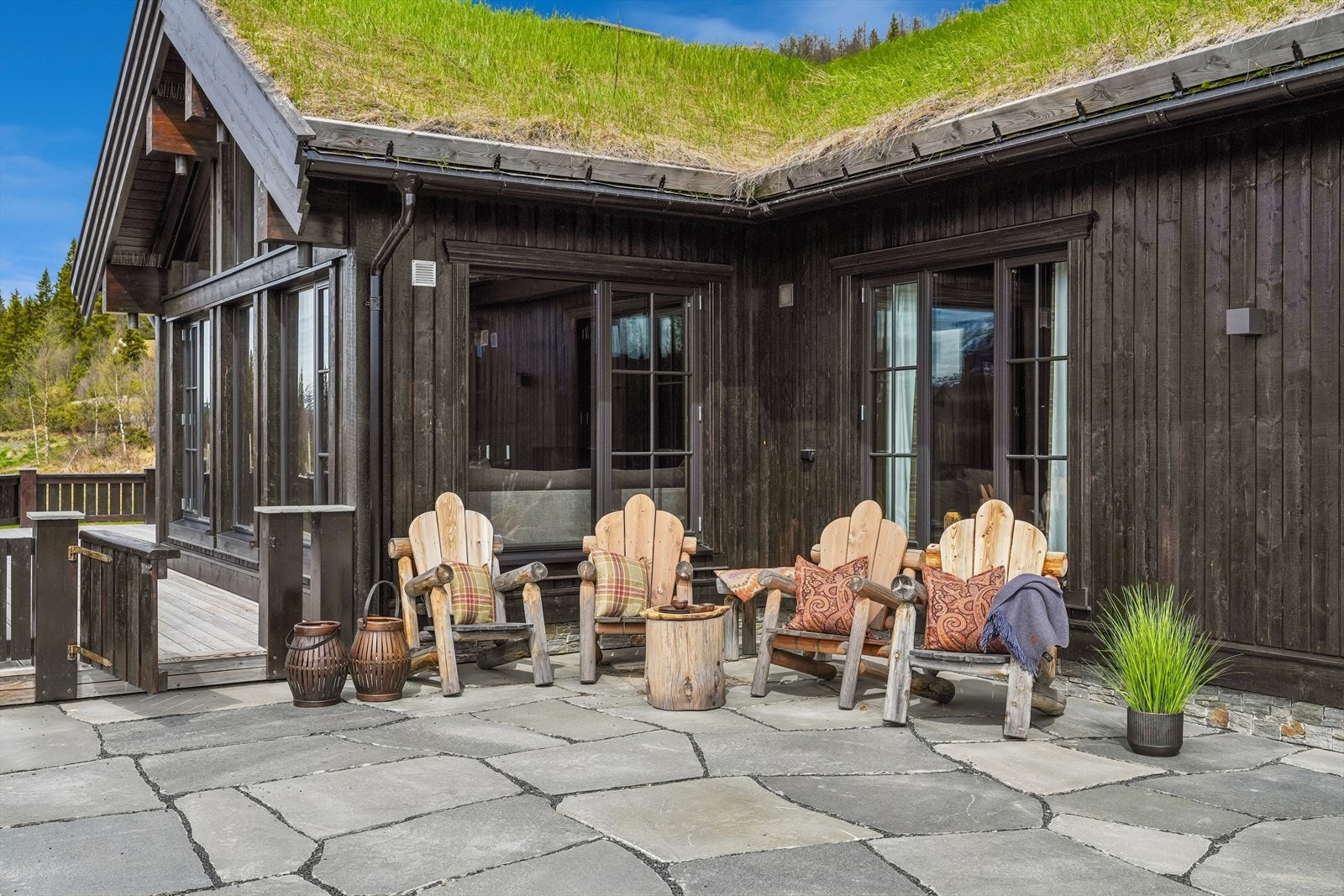 Hyttas vakre og gjennomførte materialvalg av høy kvalitet gjenspeiles også på uteplassene og gir gode rammer for både rolige stunder og sosiale samlinger. Galleribilde