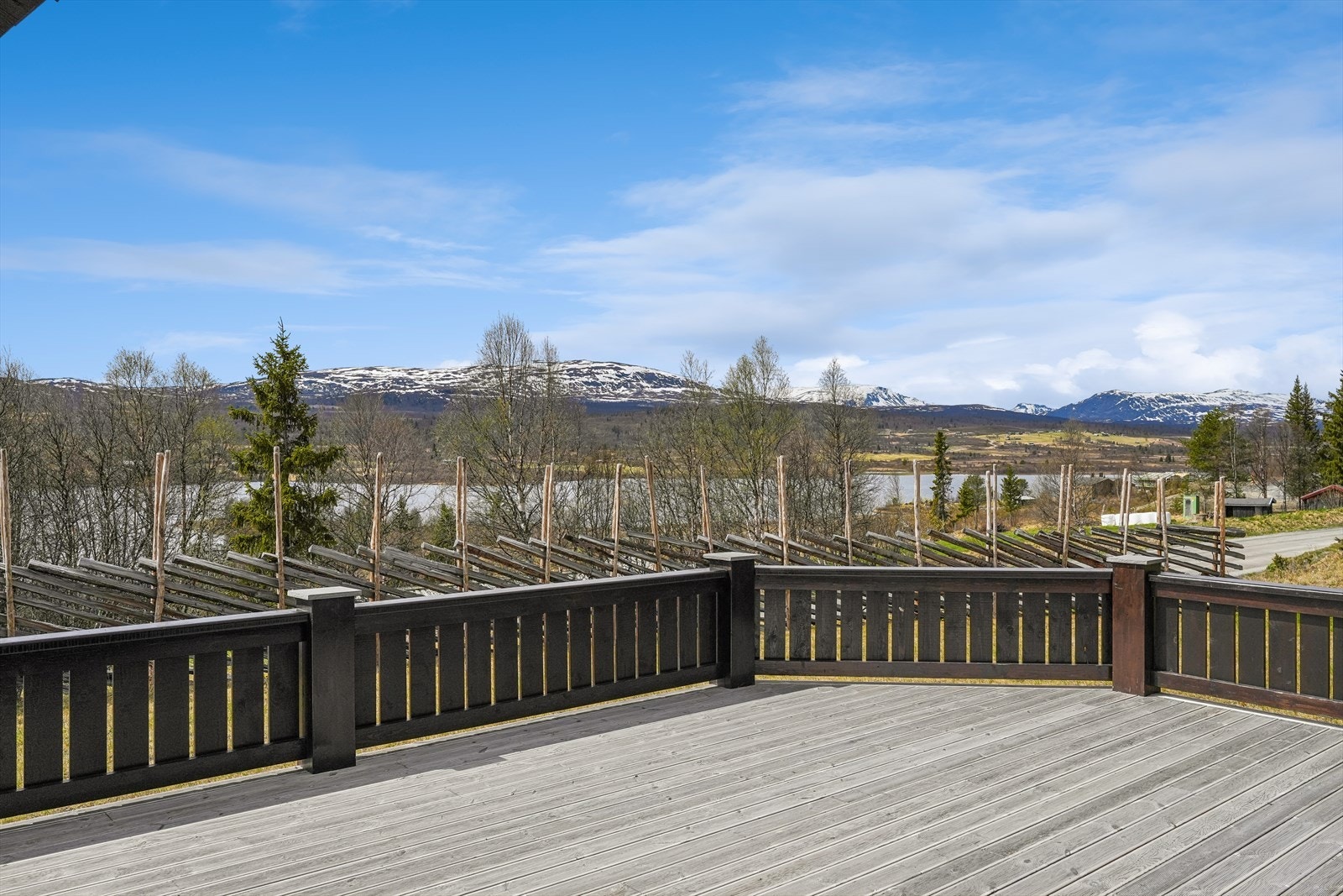 Uteområdene blir en naturlig forlengelse av hytta. Beliggenheten med utsikt utover Vasetvatnet gir en sjelden kombinasjon av åpenhet, ro og nærhet til både vann og høyfjell, midt i et av de mest attraktive hytteområdene på Vaset. Galleribilde