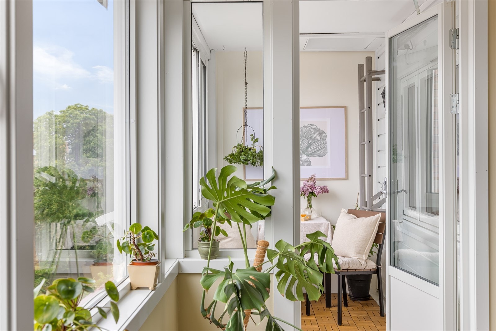 Her får du en stilren og moderne leilighet med innglasset balkong samt store og luftige rom. Galleribilde