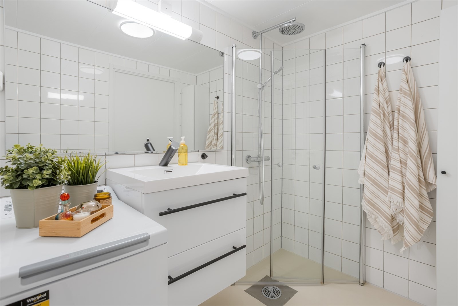 Badet har blitt modernisert av tidligere eier med nye dusjdører, ny innredning samt mikrosement på gulvet i 2017. Galleribilde