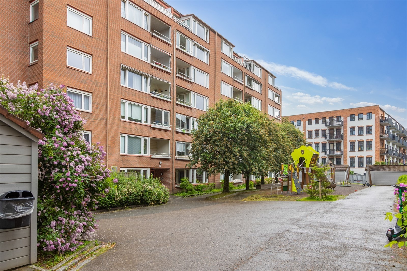 Boligen ligger i et rolig og skjermet område kort vei unna kollektivtransport. Galleribilde