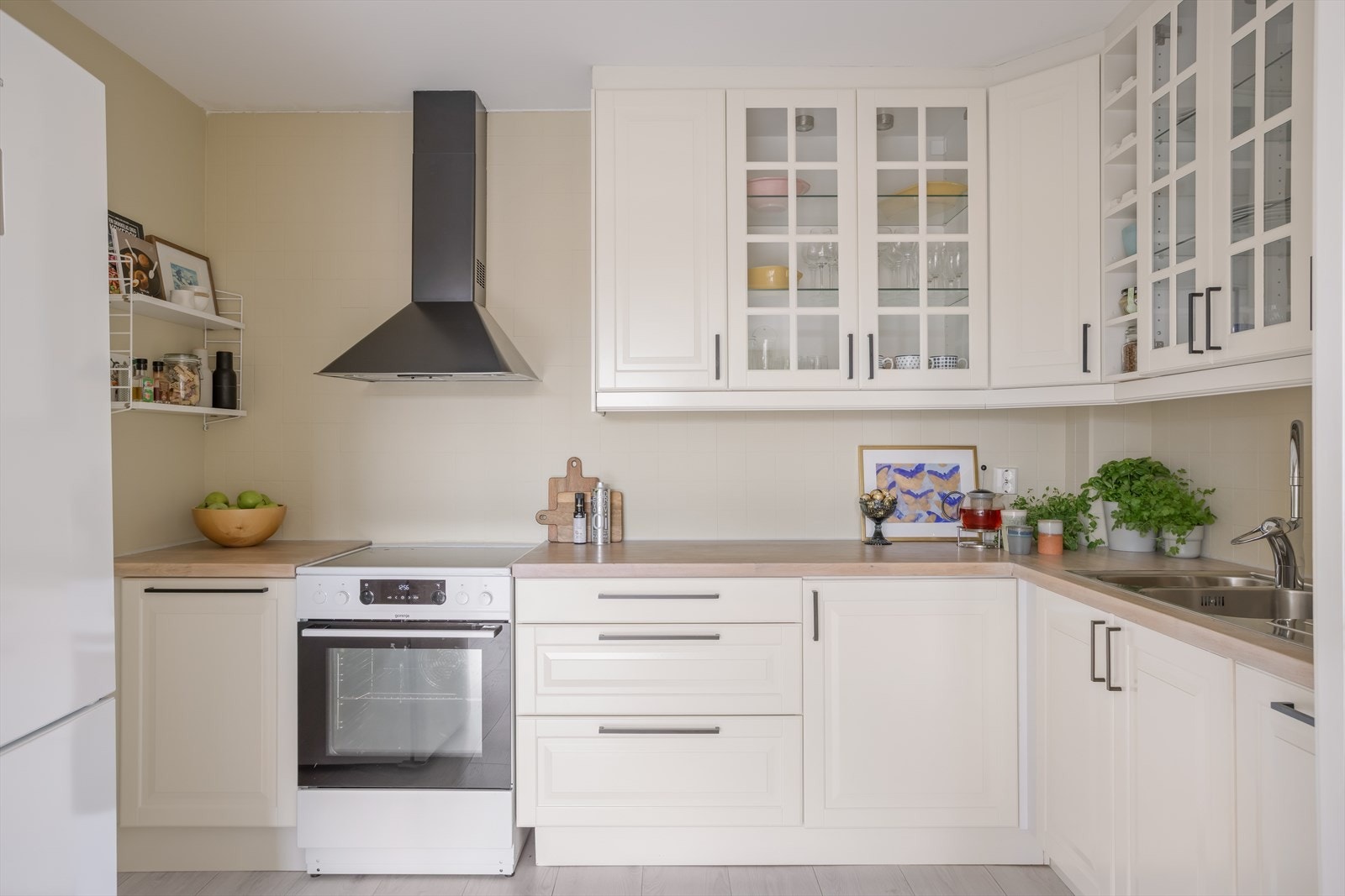 Kjøkkeninnredningenen fra IKEA er i følge tidligere salgsoppgave fra 2011 med malte profilerte fronter, vitrinedører, benkeplate i tre med nedfelt kum i rustfritt stål, fliser på vegg over benk og ventilator med kullfilter. Galleribilde