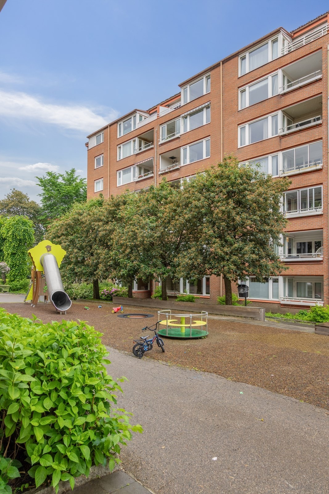 I gårdsrommet er det lekeplasser for de minste. Galleribilde