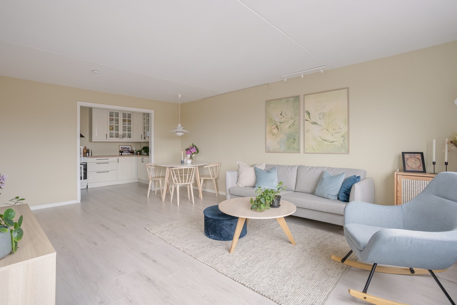 Videre er stuen såpass romslig at du har god plass til en spisegruppe også. Galleribilde