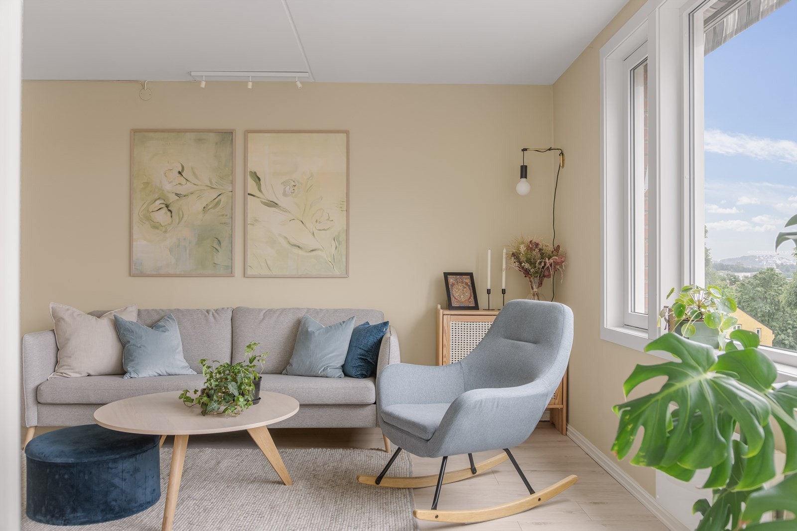 I stuen kommer vi først til det sosiale hjørnet - Her har du god plass til en god sofa samt tilhørende møblement. Galleribilde