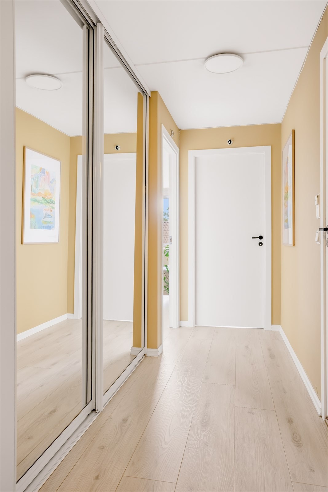 Velkommen inn! I leiligheten blir du møtt med lyse farger og moderne uttrykk. Fra entréen har du en stor skyvedørsgarderobe samt adkomst til øvrige rom. Vi beveger oss videre inn på soverommet. Galleribilde