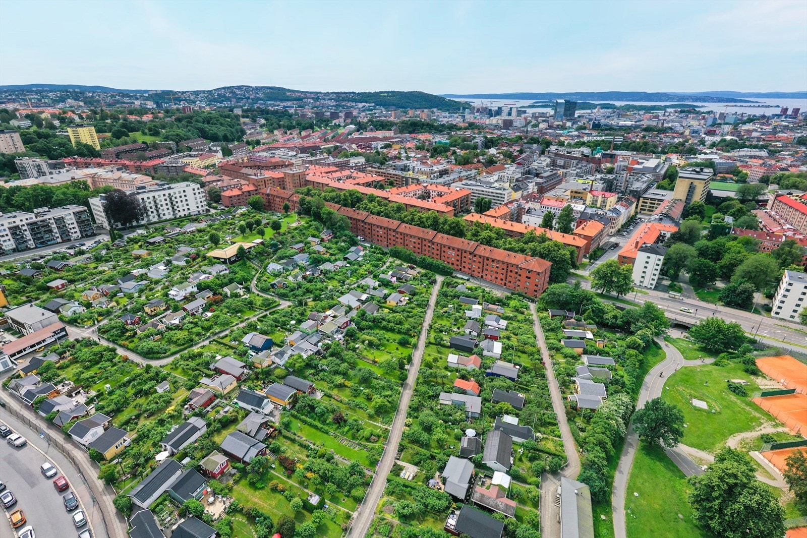 En kort spasertur unna ligger Rodeløkka Kolonihager - Et idyllisk område med småhus. Galleribilde