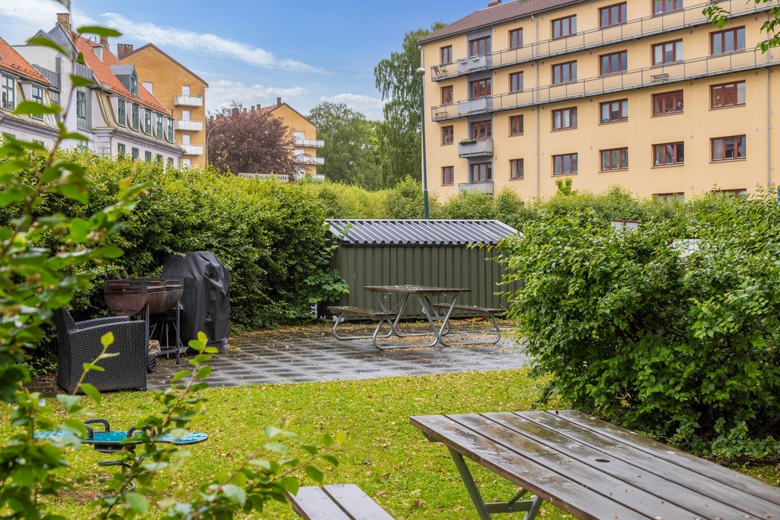Sameiets tomt er også utstyrt med sittegrupper og grill til glede for beboerne. Galleribilde