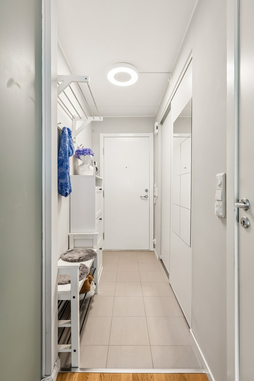 Entréen har plass til oppbevaring av yttertøy og sko. Galleribilde
