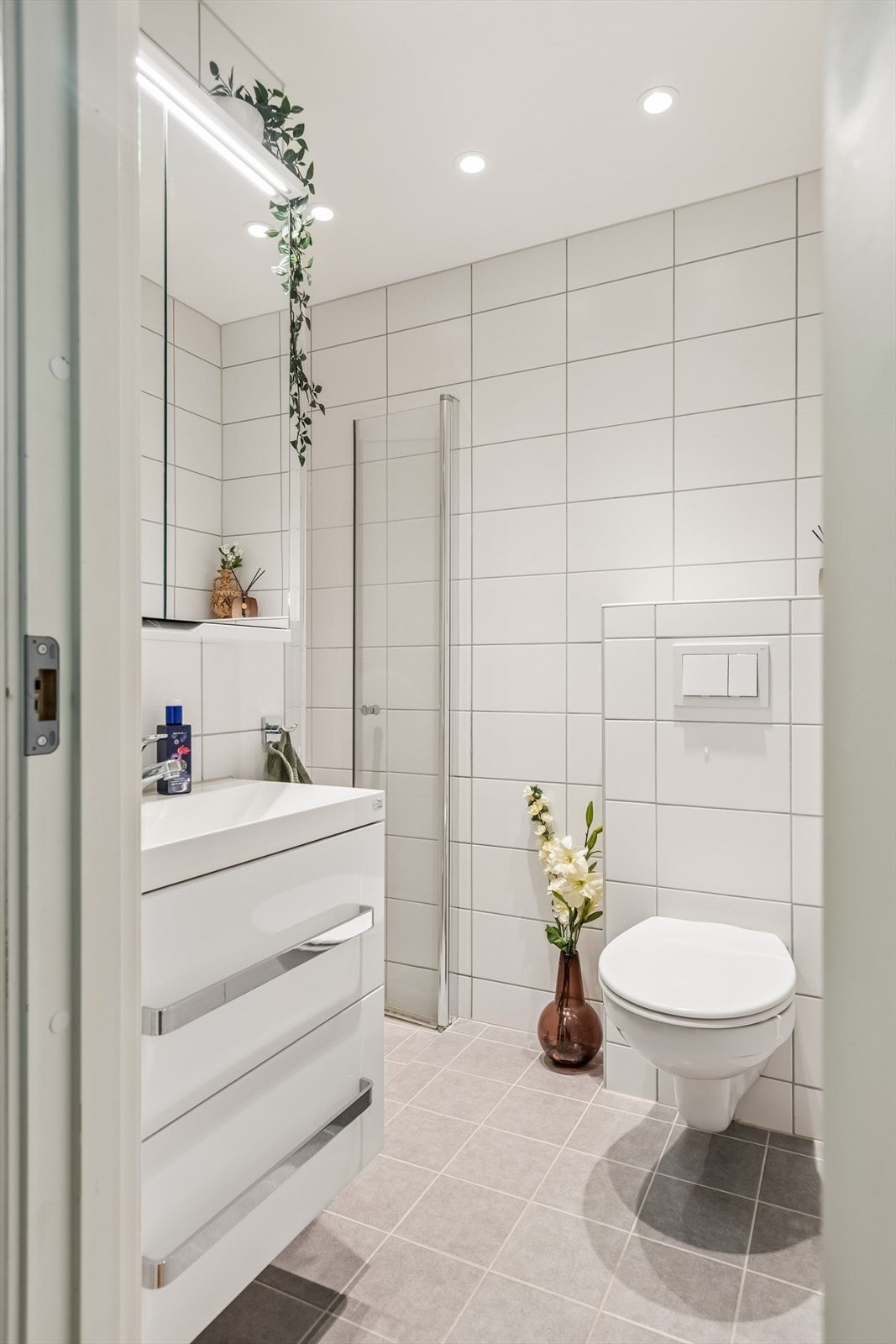 Badet ble oppgradert i 2017 og har flislagt gulv med elektriske varmekabler. Ferdigattest foreligger. Galleribilde