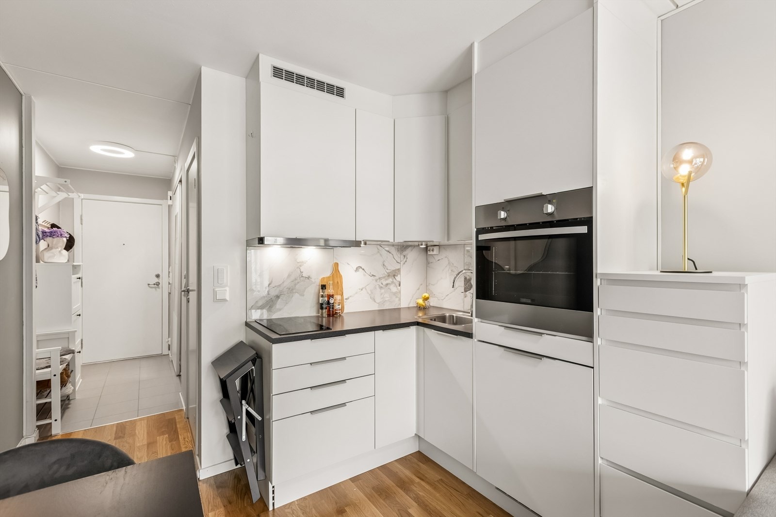 Kjøkkenet er utstyrt med kjøkkenventilator med kullfilter og har benkeplate i laminat. Galleribilde
