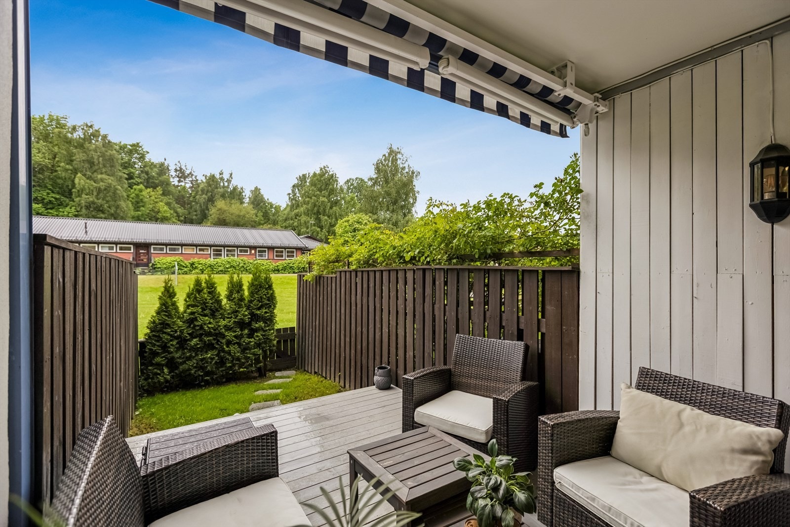 Fra eiendommen er det kort vei til rekreasjonsområder som Furuset aktivitetspark, kun 6 minutter unna. Galleribilde