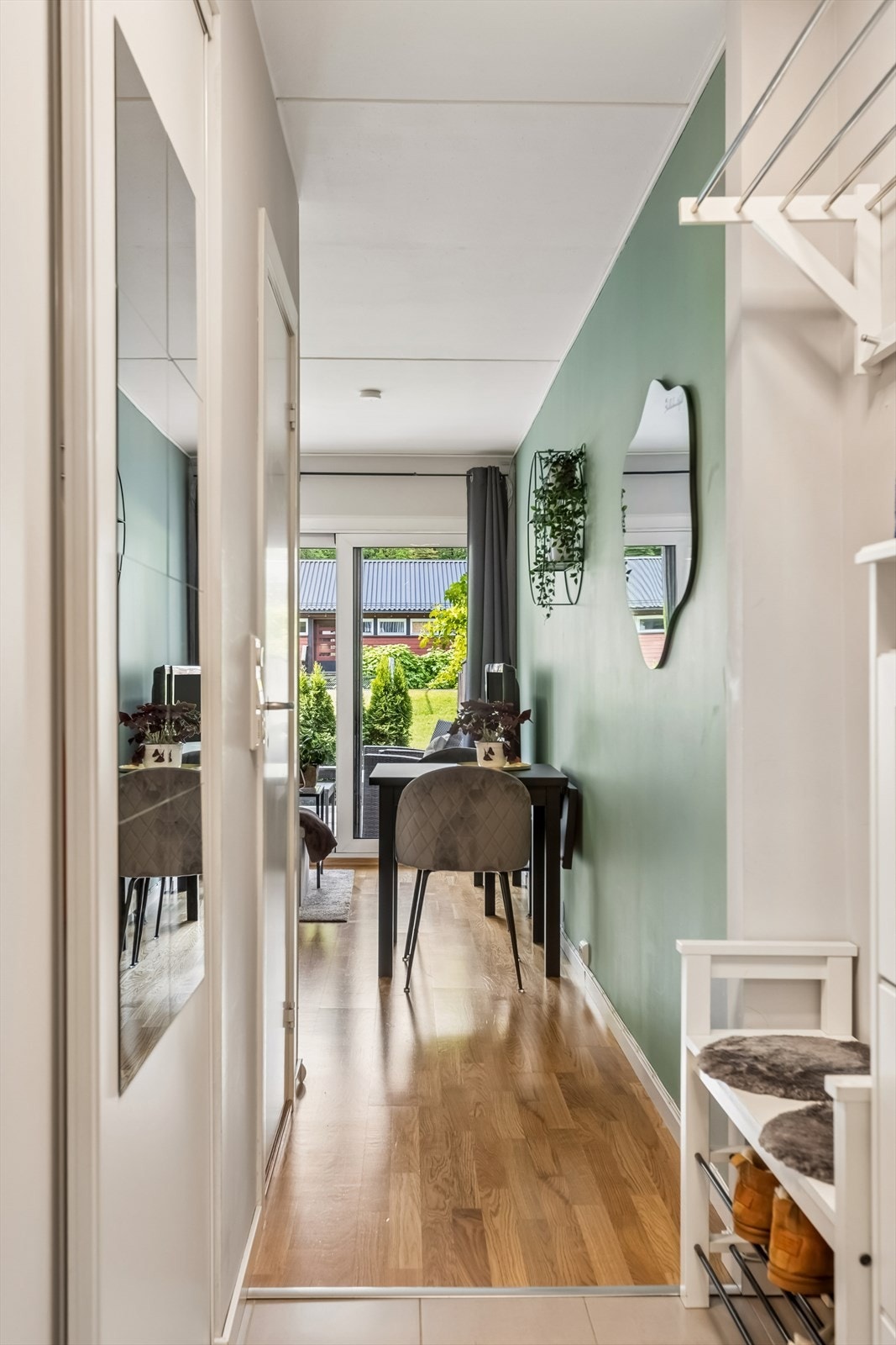 Fra entréen med fliser på gulvet ledes du inn til stuen med parkettgulv. Galleribilde