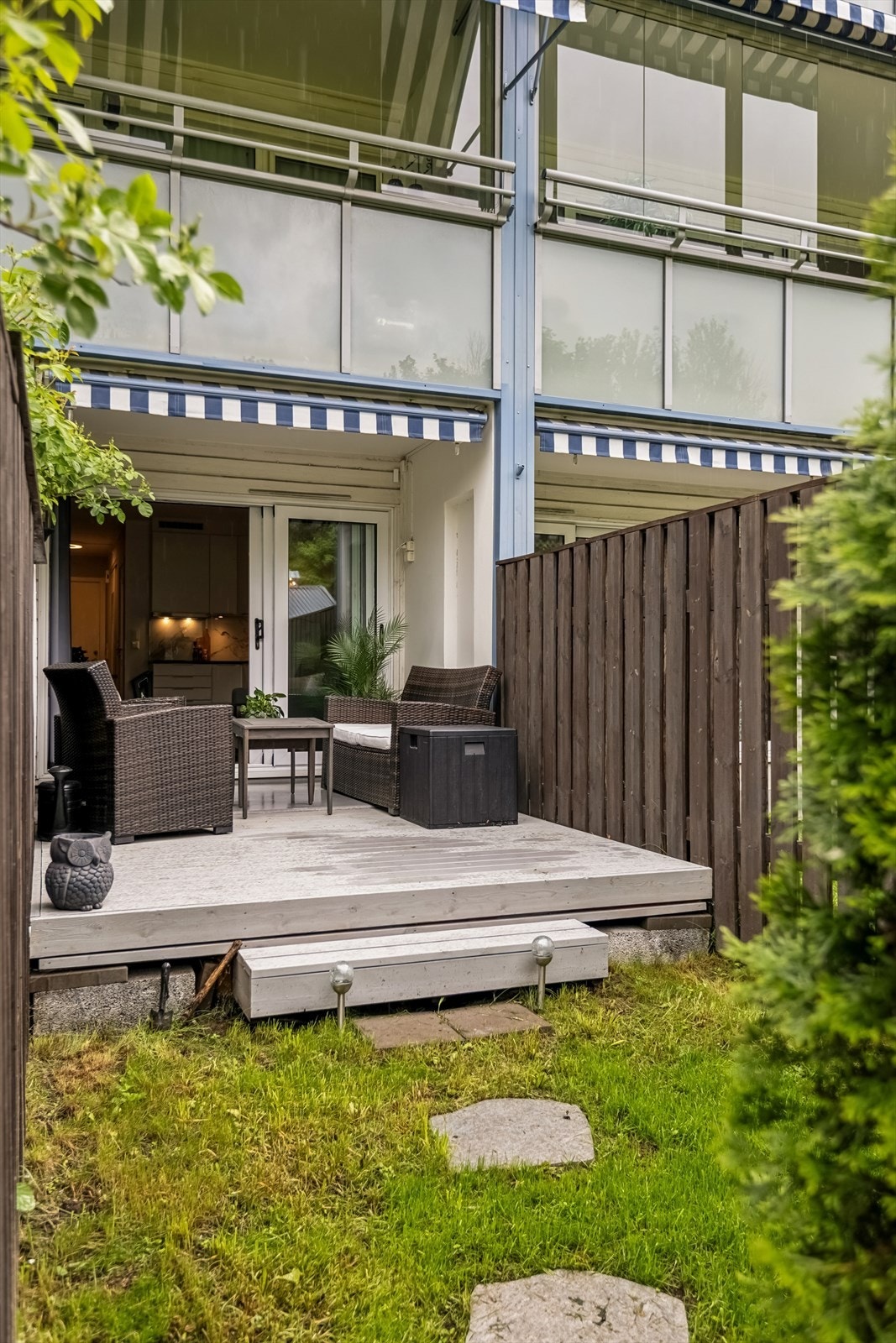 Fra stuen er det utgang til en terrasse på mark på ca. 10 m². Her er det god plass til en sittegruppe. Galleribilde