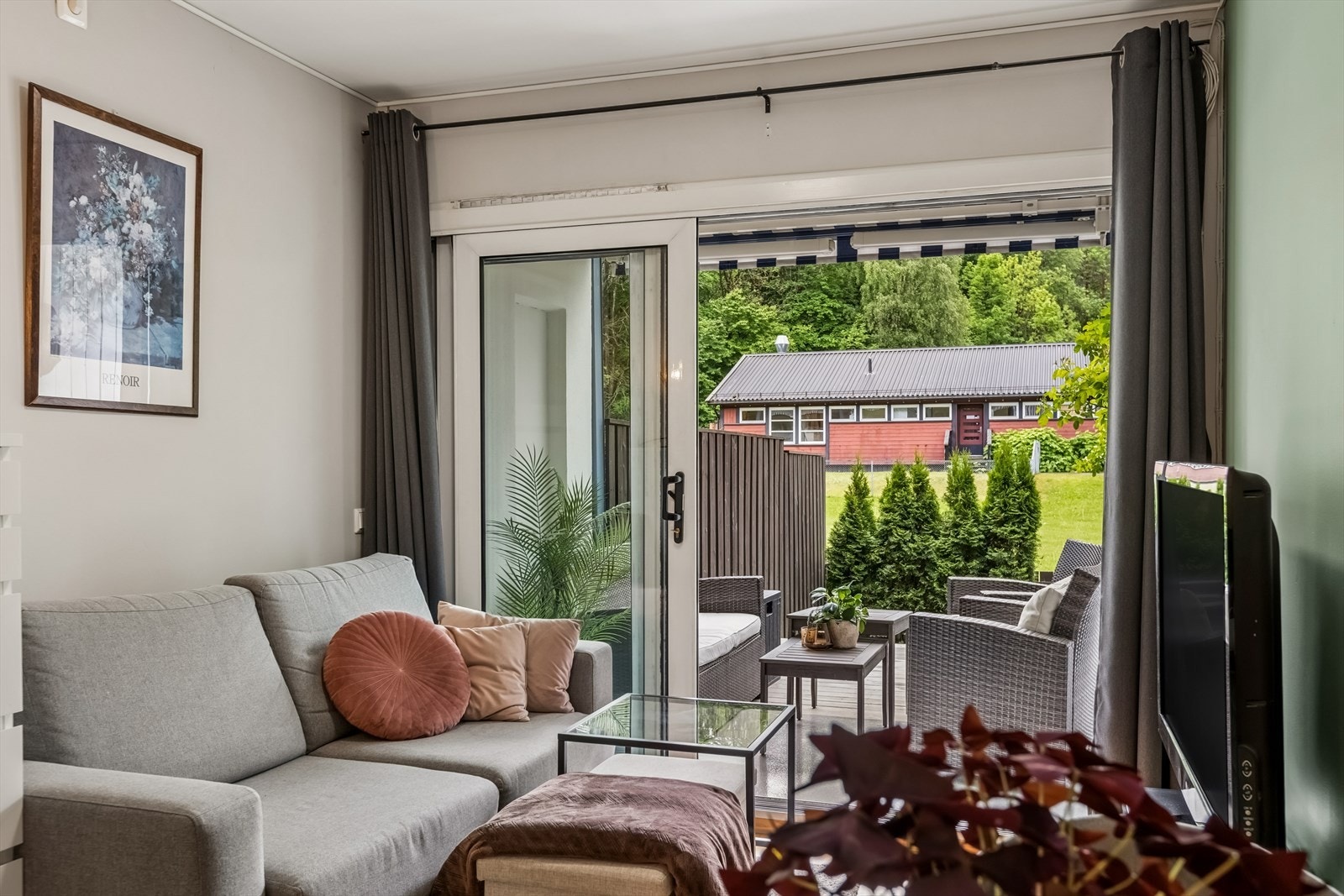 Skyvedøren slipper inn lys og leder ut til terrassen. Galleribilde