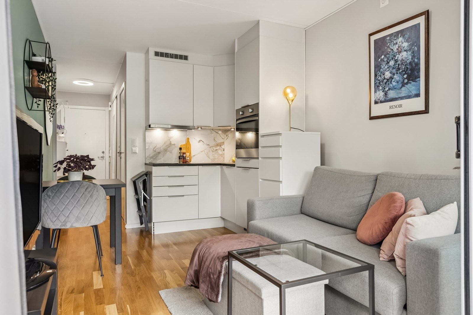 Malte, lyse flater på vegger og i himling skaper en helhetlig og åpen atmosfære. Galleribilde