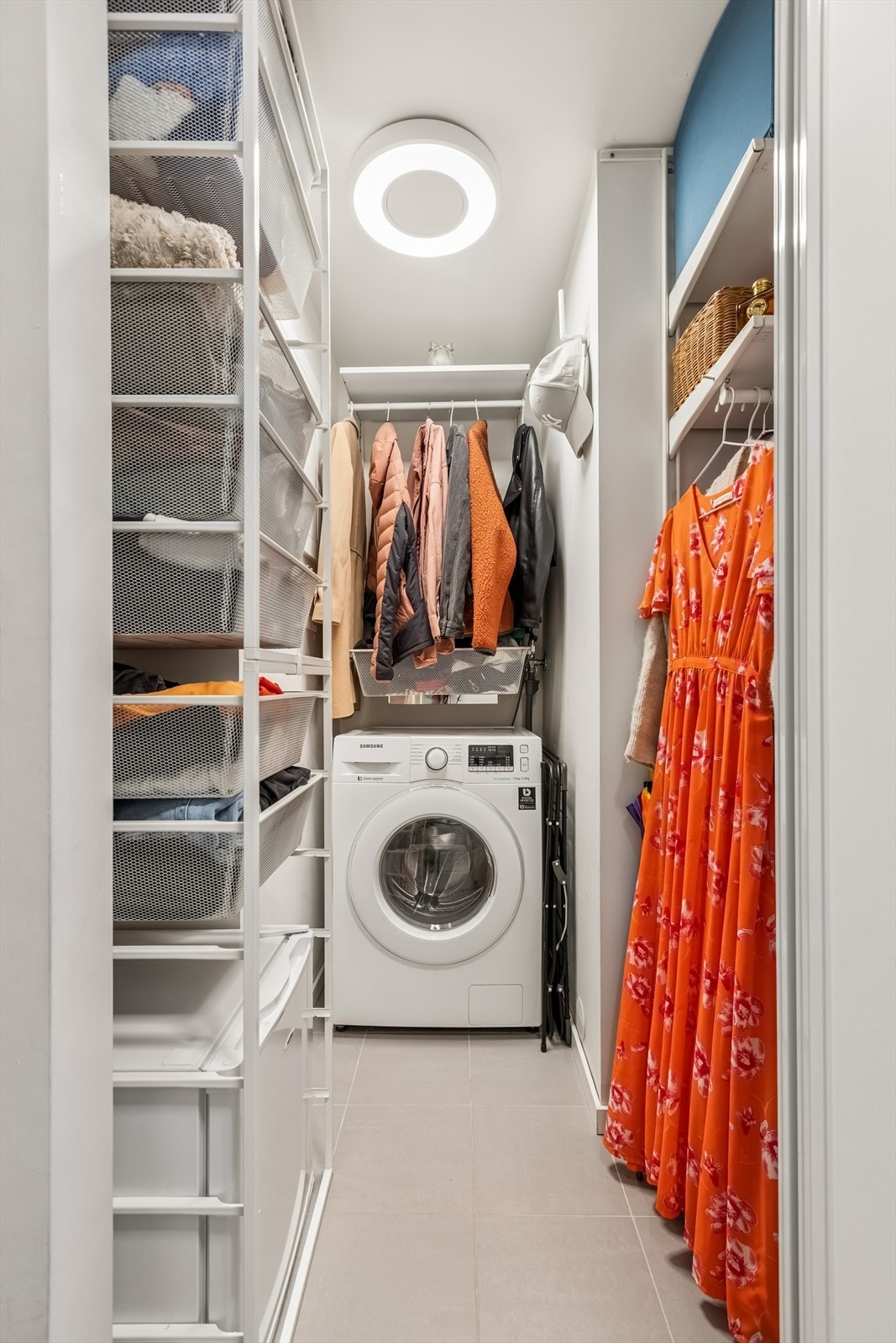 Praktisk garderobe med god oppbevaringsplass og opplegg for vaskemaskin. Galleribilde