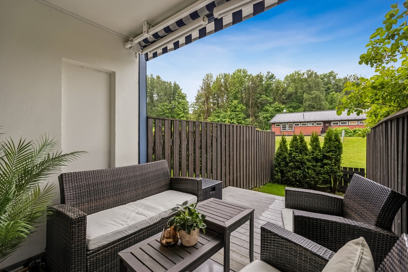 Terrassen er en skjermet og privat forlengelse av stuen i sommerhalvåret. Galleribilde