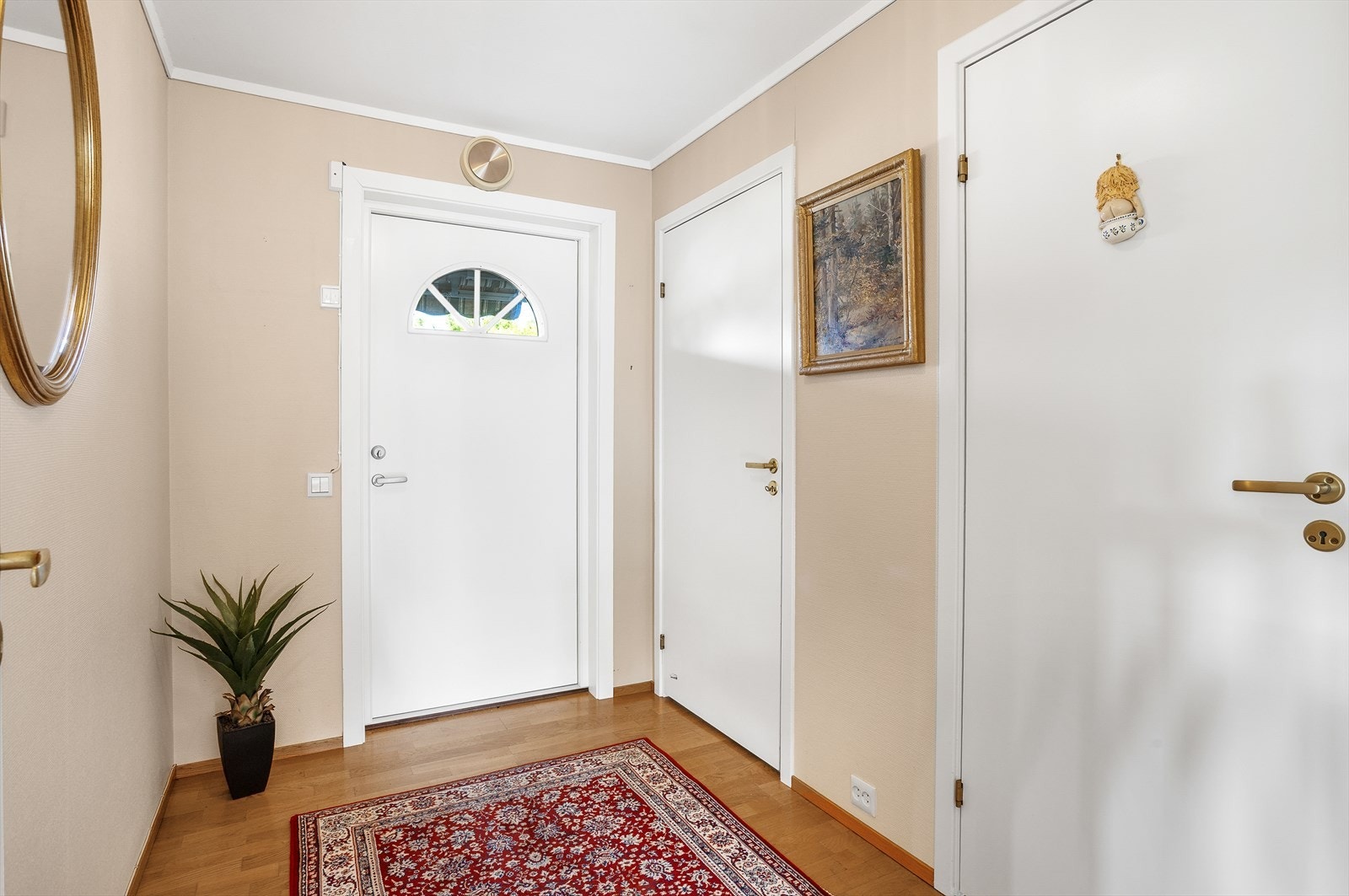 Entréen har parkett på gulvet og plass til yttertøy. Galleribilde