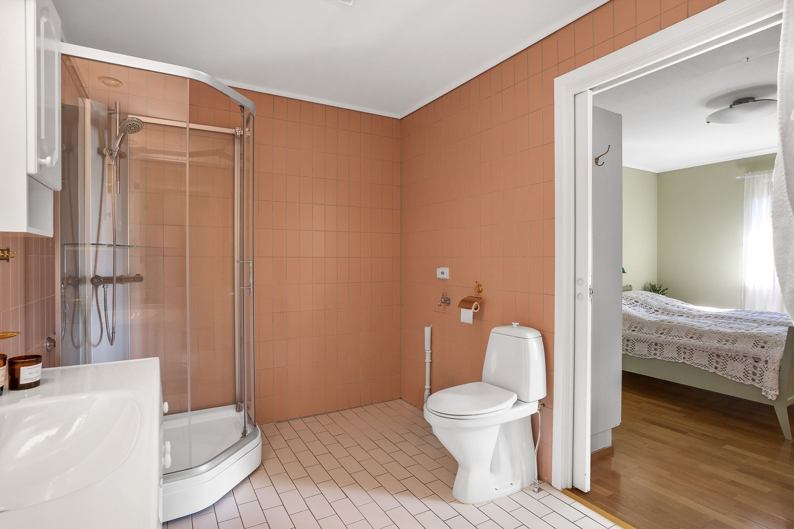 Badet har gulvvarme og opplegg for vaskemaskin. Galleribilde