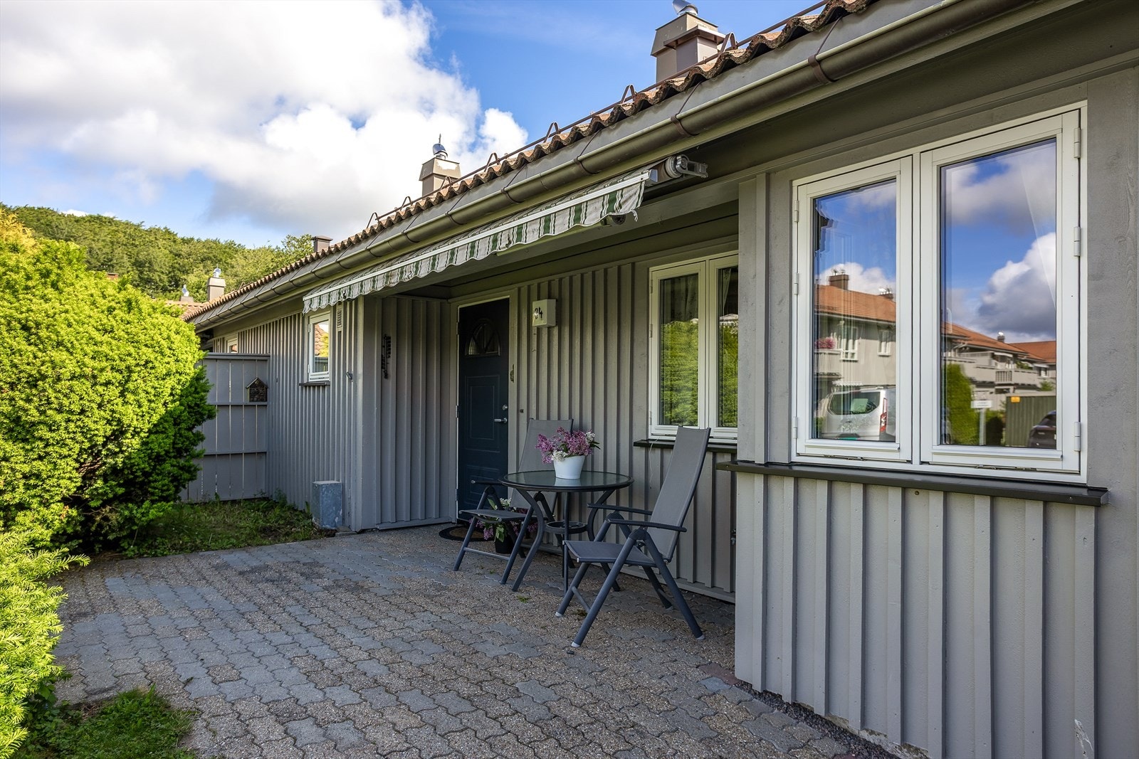 Uteplass ved inngangspartiet, anlagt med betongheller. Galleribilde