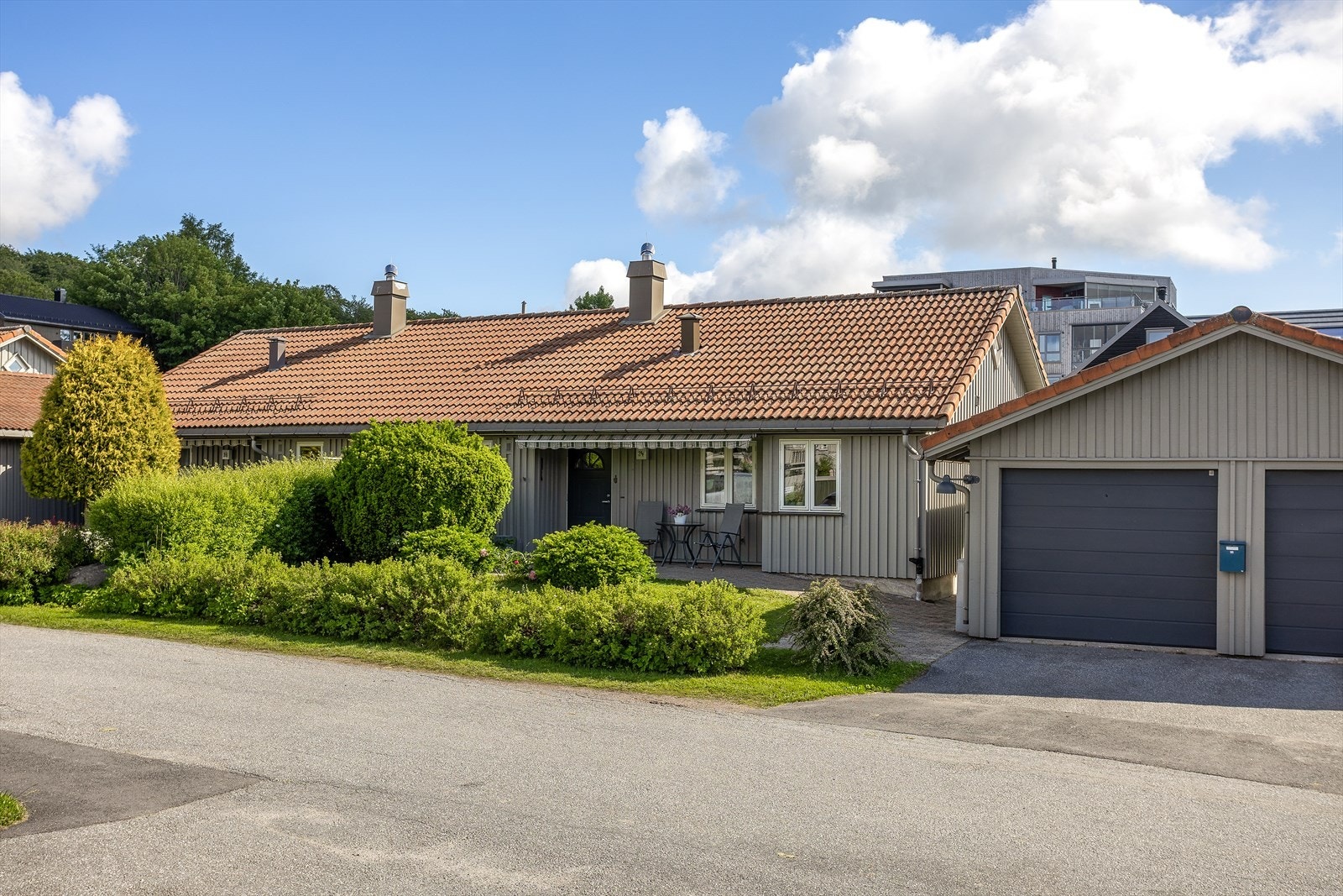 Eiendommen ligger i et rolig og etablert nabolag i Døvlehavna borettslag. Galleribilde