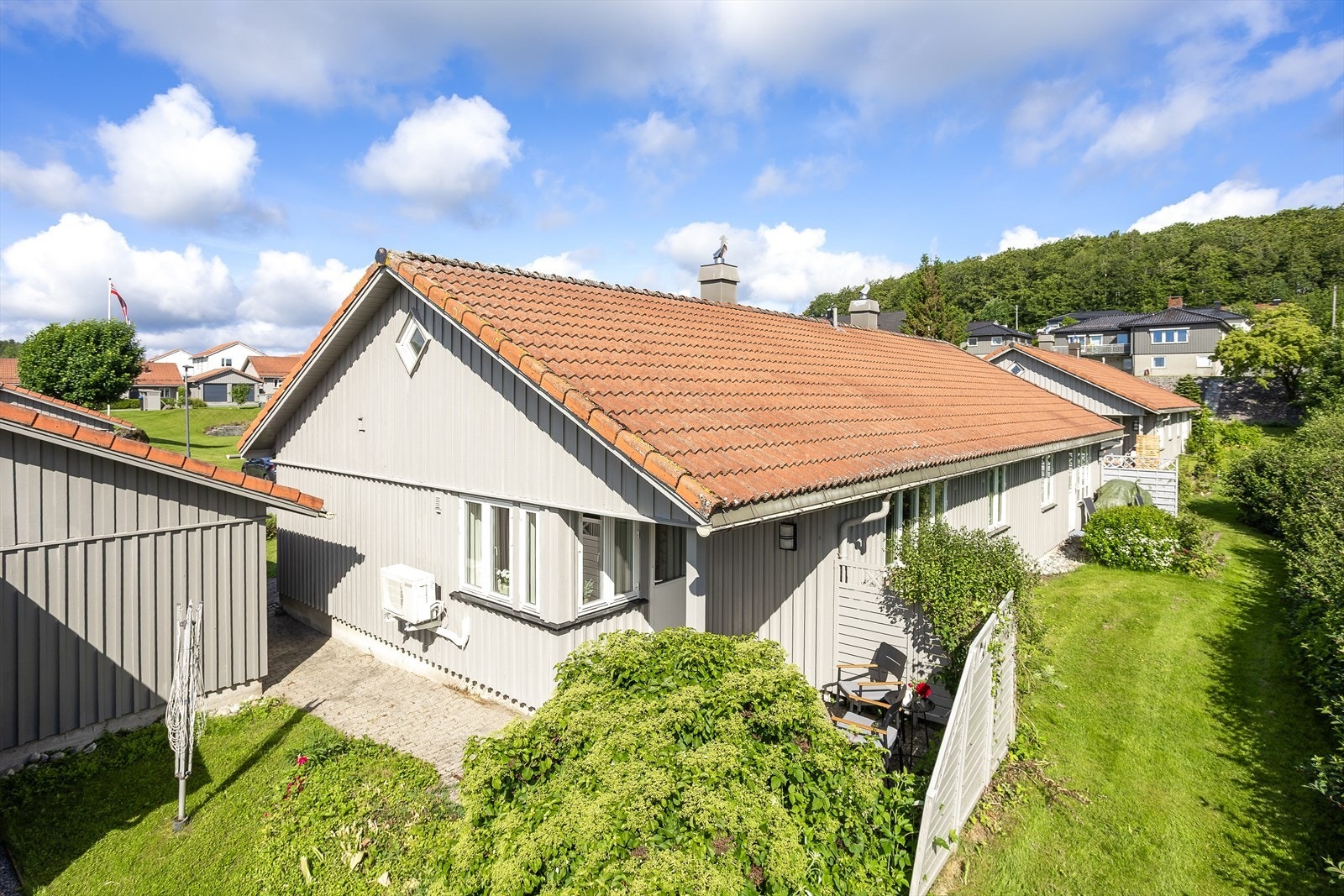 Fasaden har stående bordkledning og taket er tekket med betongstein. Galleribilde