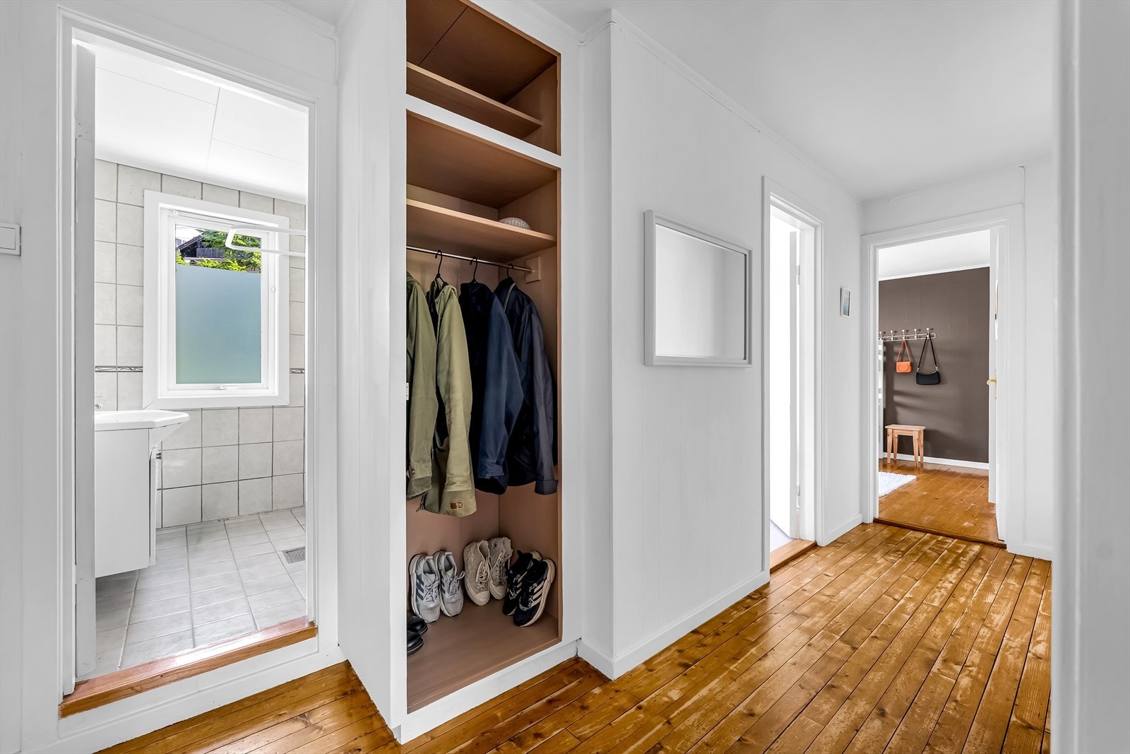 Entréen er lys med plass til oppbevaring av yttertøy og sko. Galleribilde