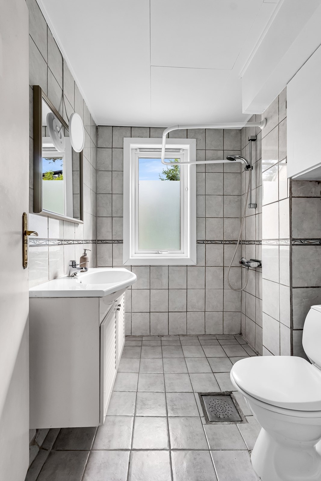 Badet er fra byggeår og ble flislagt på et senere tidspunkt. Galleribilde