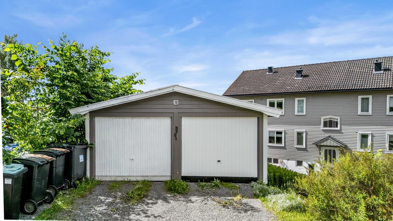 Det medfølger en garasjeplass. Denne seksjonen har den nederste garasjen nærmest veien i W.W nr. 18 iht. garasjevedtekter. Galleribilde