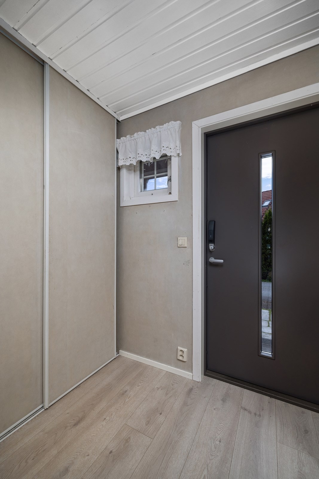 Entré med skyvedørsgarderobe. Galleribilde