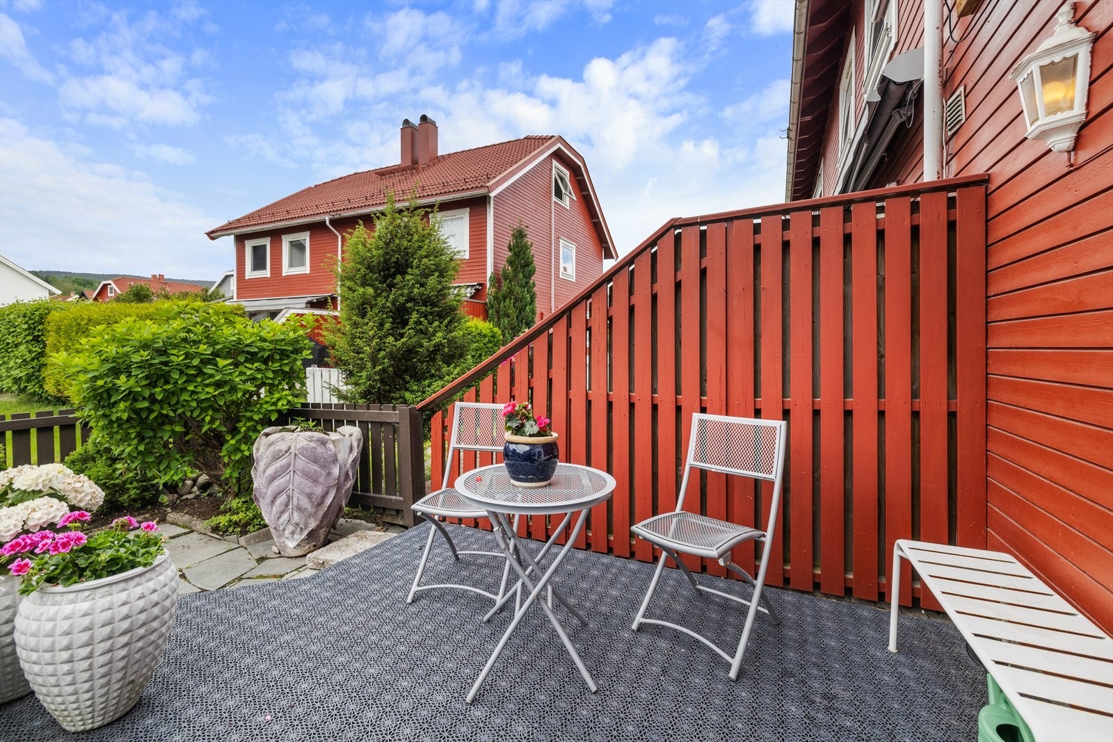 Det er god plass til utemøbler, og uteplassen vender mot et felles grøntområde. Galleribilde