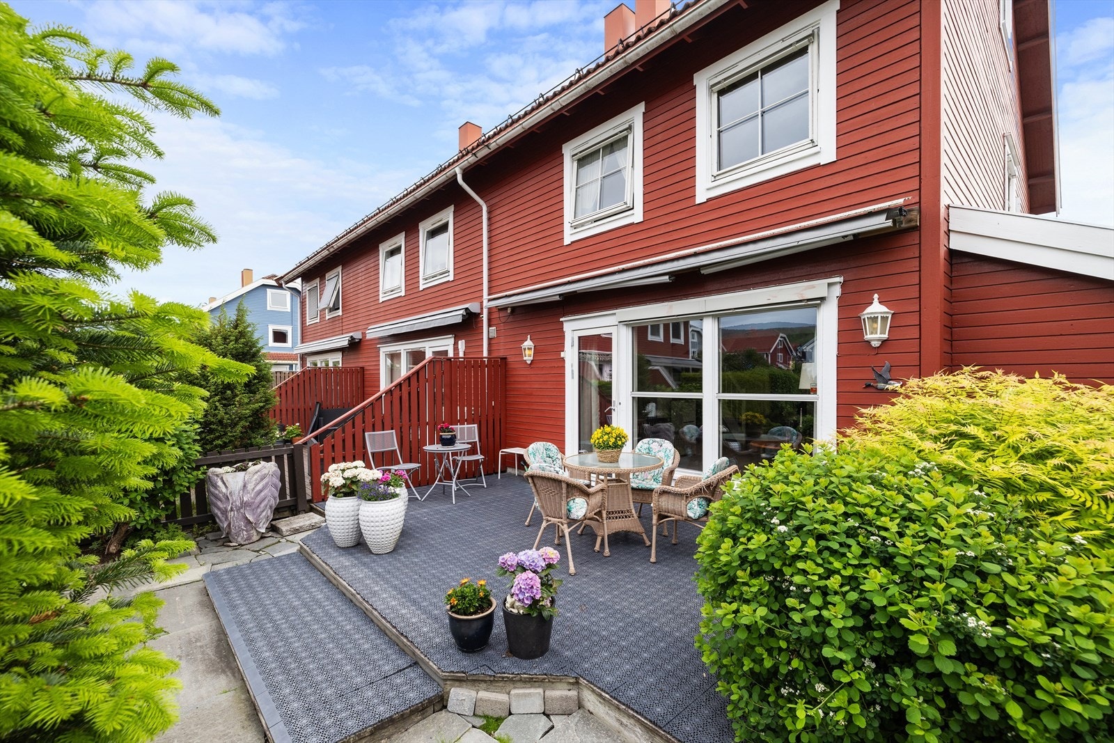 Terrassen måler ca. 20 kvm og har markise, utebelysning på vegg og utvendig strømuttak. Galleribilde