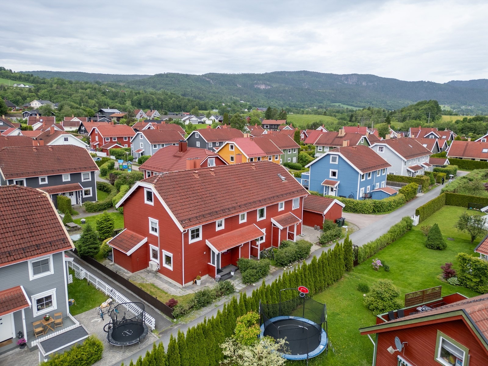 Her bor man i et populært strøk med kort vei til buss, flere butikker, skoler i alle trinn og barnehage på feltet. Galleribilde