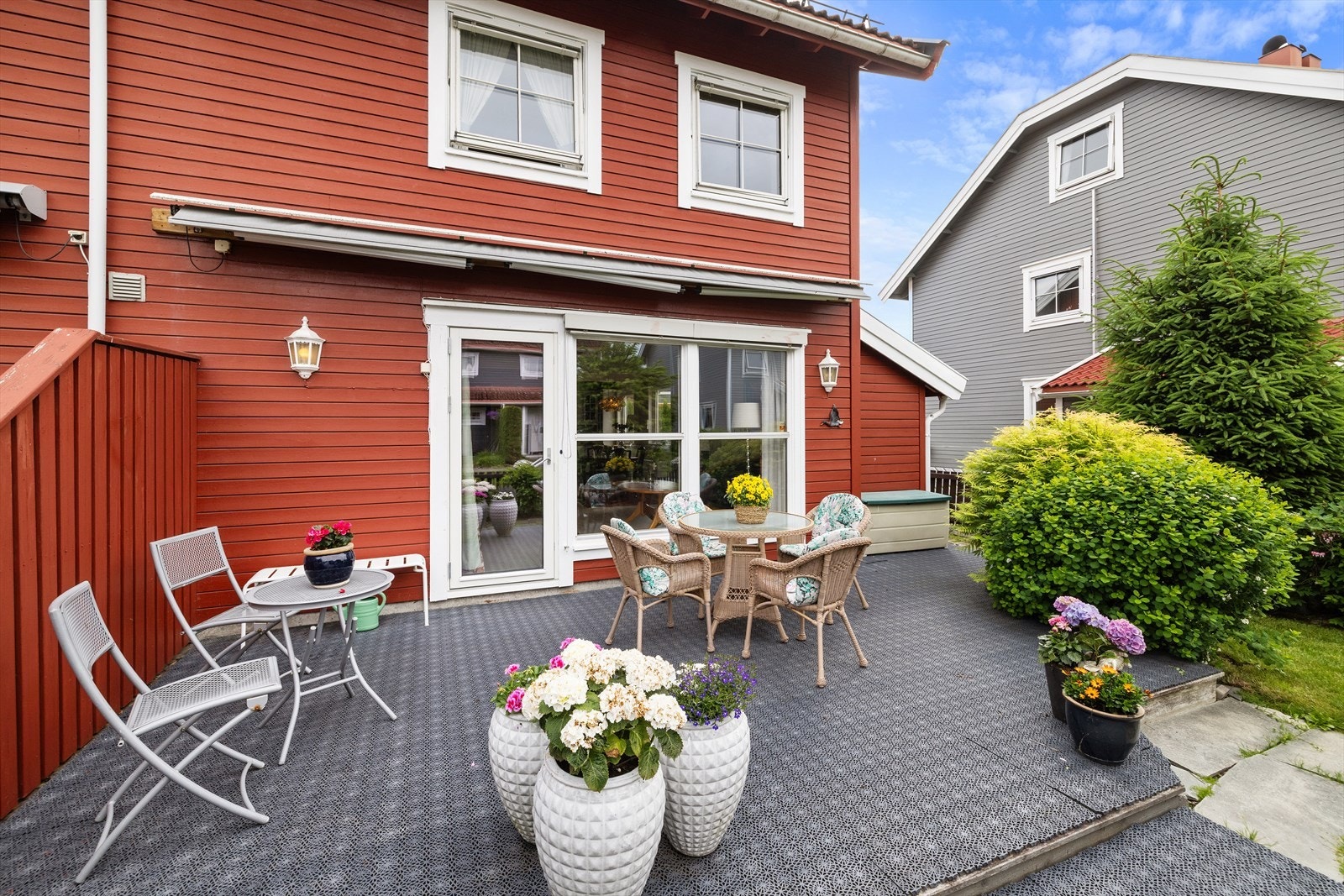 Rekkehuset har et frodig og skjermet uteområde vendt mot sydvest med gode solforhold. Galleribilde